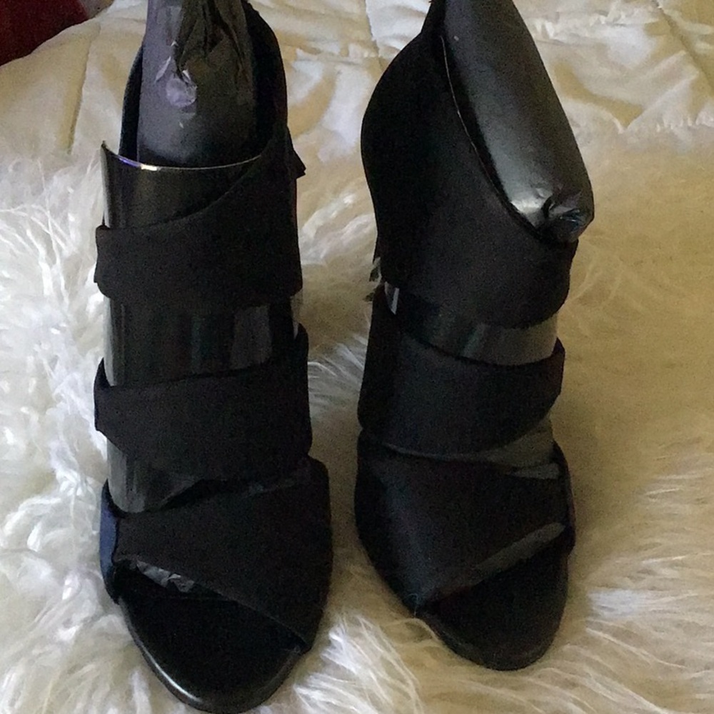 Zara high heels back zip size 6